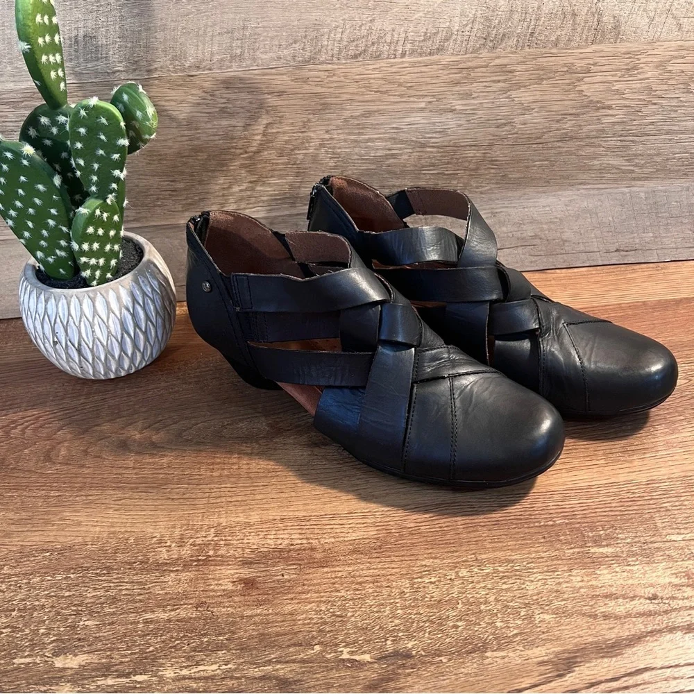 Cobb Hill Black‎ Leather Cutout Comfort Heels Size 8.5